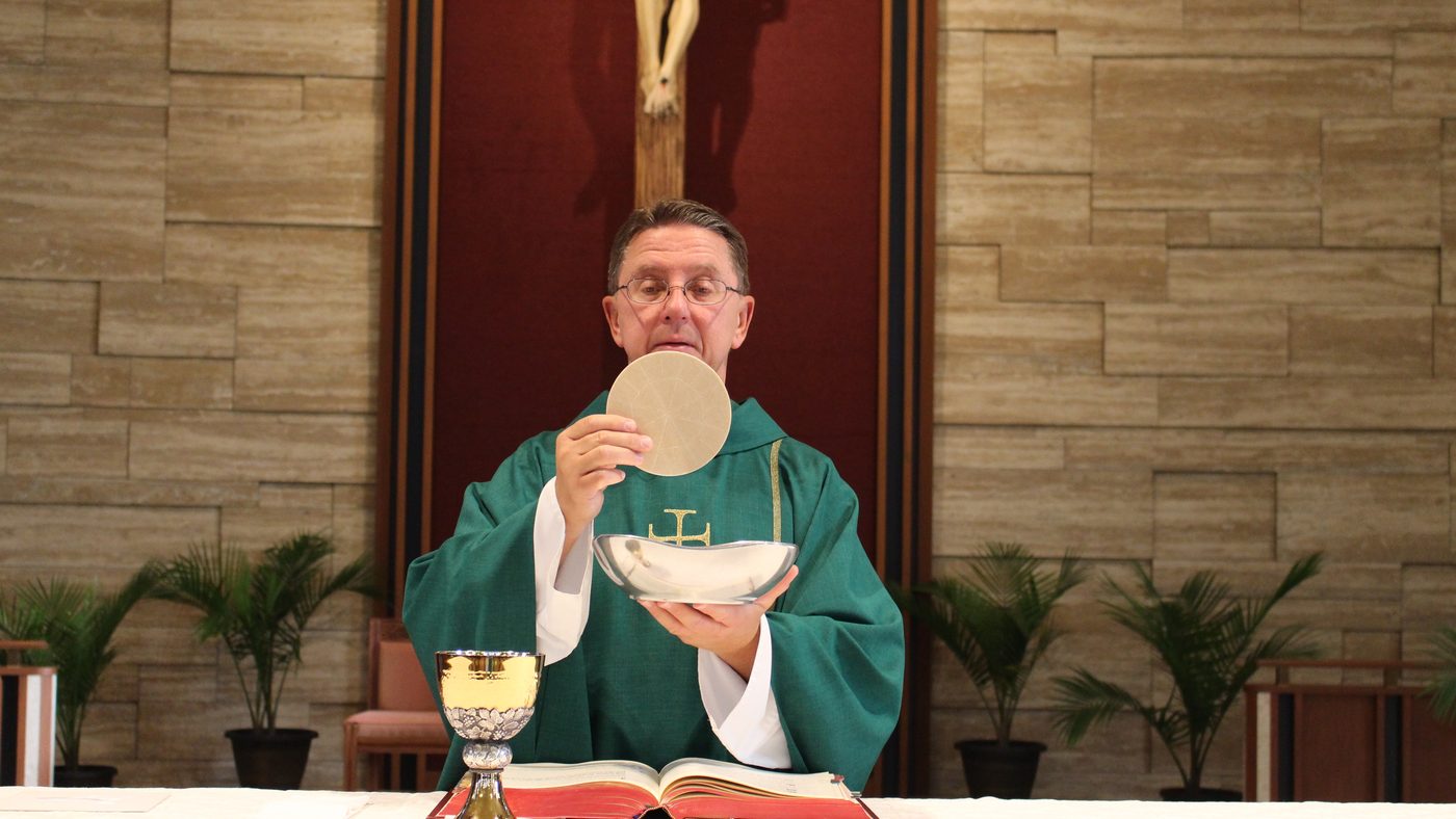 Misa dominical en la Parroquia Cristo Rey